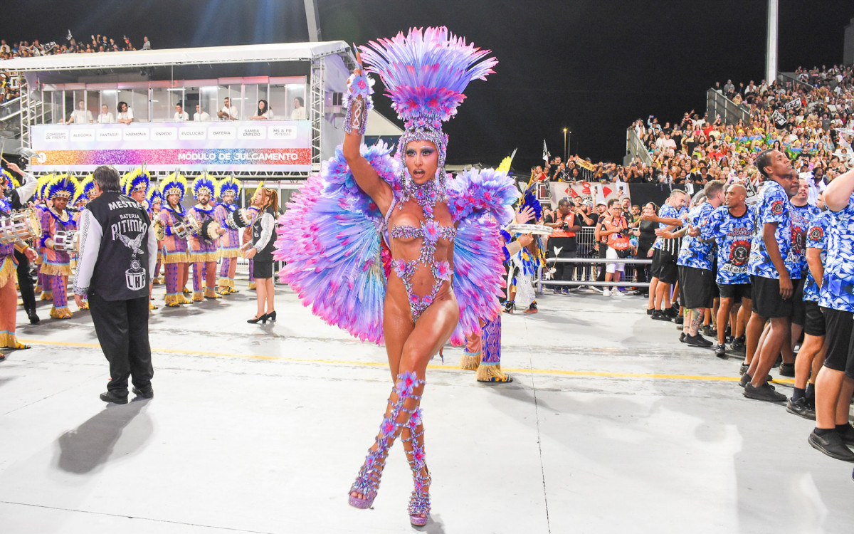Sabrina Sato brilha no desfile da Gaviões da Fiel