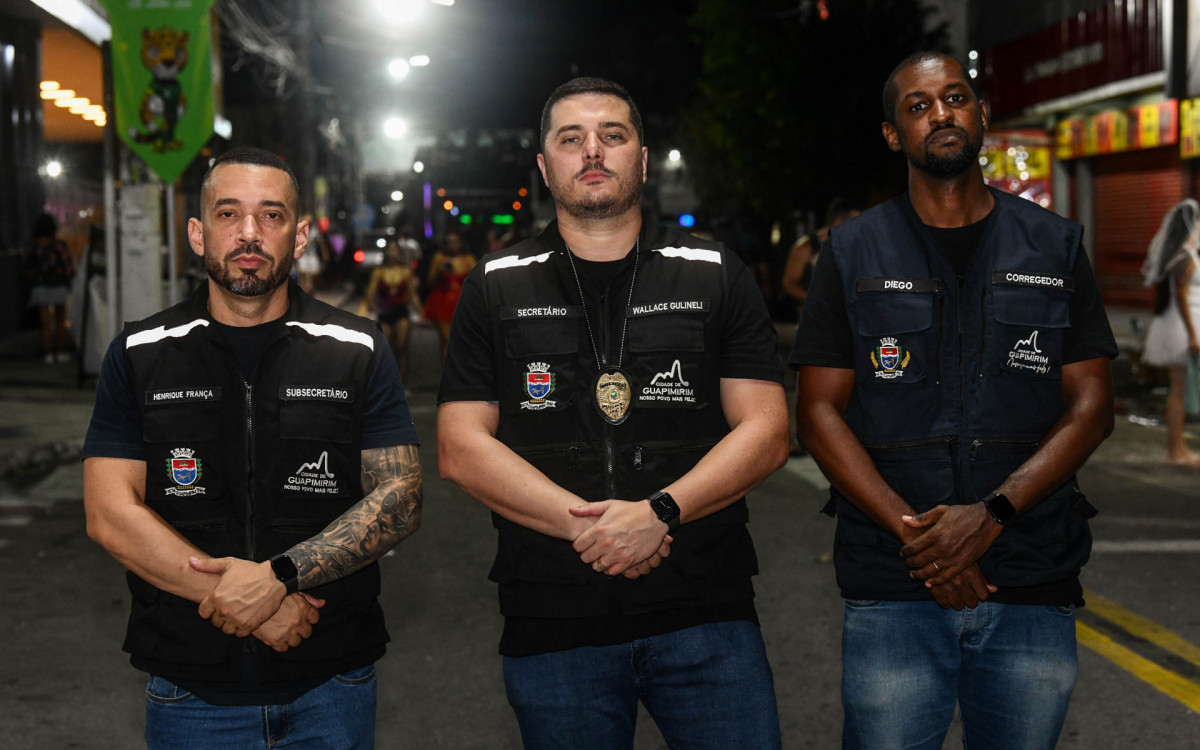 Secret&aacute;rio de Seguran&ccedil;a e Tr&acirc;nsito, Wallace Gulinelli (centro) com sua equipe. Seguran&ccedil;a em Guapimirim &eacute; o ponto alto do Carnaval. - Divulga&ccedil;&atilde;o