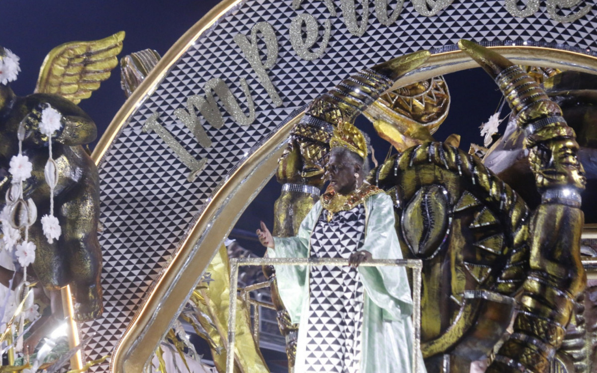 Império Serrano celebrou a história da autora mineira Conceição Evaristo na Sapucaí
