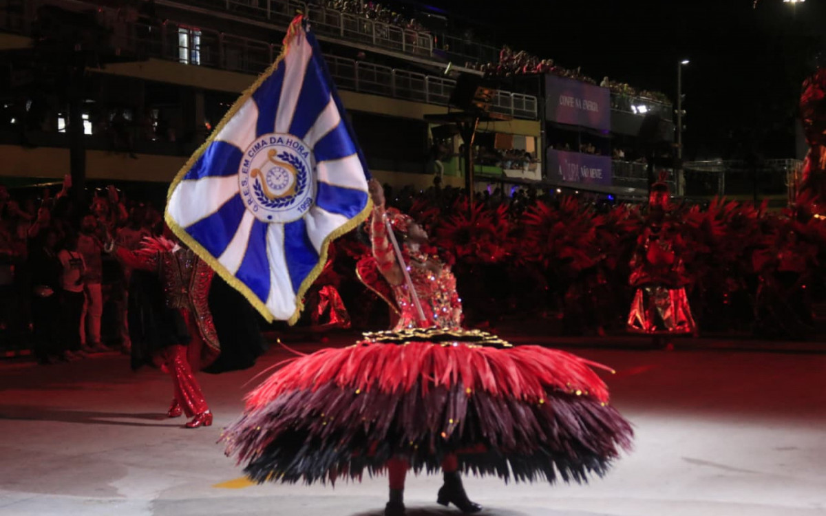 Casal de mestre-sala e porta-bandeira da Em Cima da Hora
