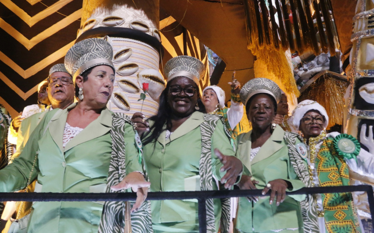 Império Serrano celebrou a história da autora mineira Conceição Evaristo na Sapucaí
