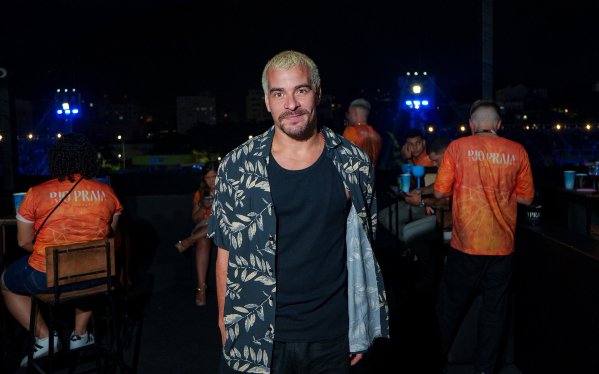 Thiago Martins anima a noite de sábado no Camarote Rio Praia, na Sapucaí, e mantém o público no ritmo do Carnaval