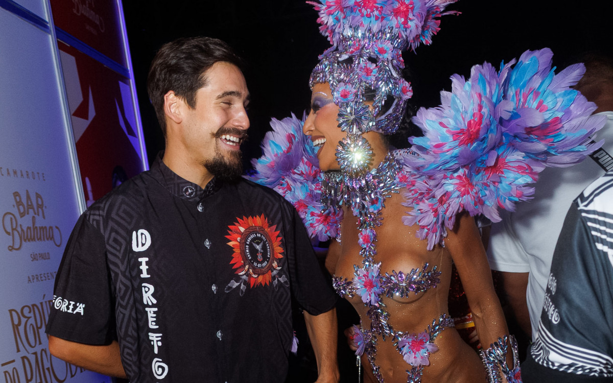 Nicolas Prattes prestigia Sabrina Sato no desfile da Gaviões da Fiel