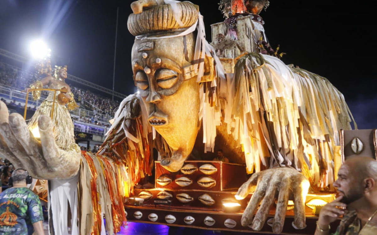 Império Serrano celebrou a história da autora mineira Conceição Evaristo na Sapucaí