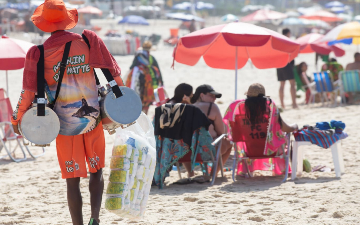 Tradicional mate sendo vendido nas praias cariocas - Érica Martin / Agência O Dia