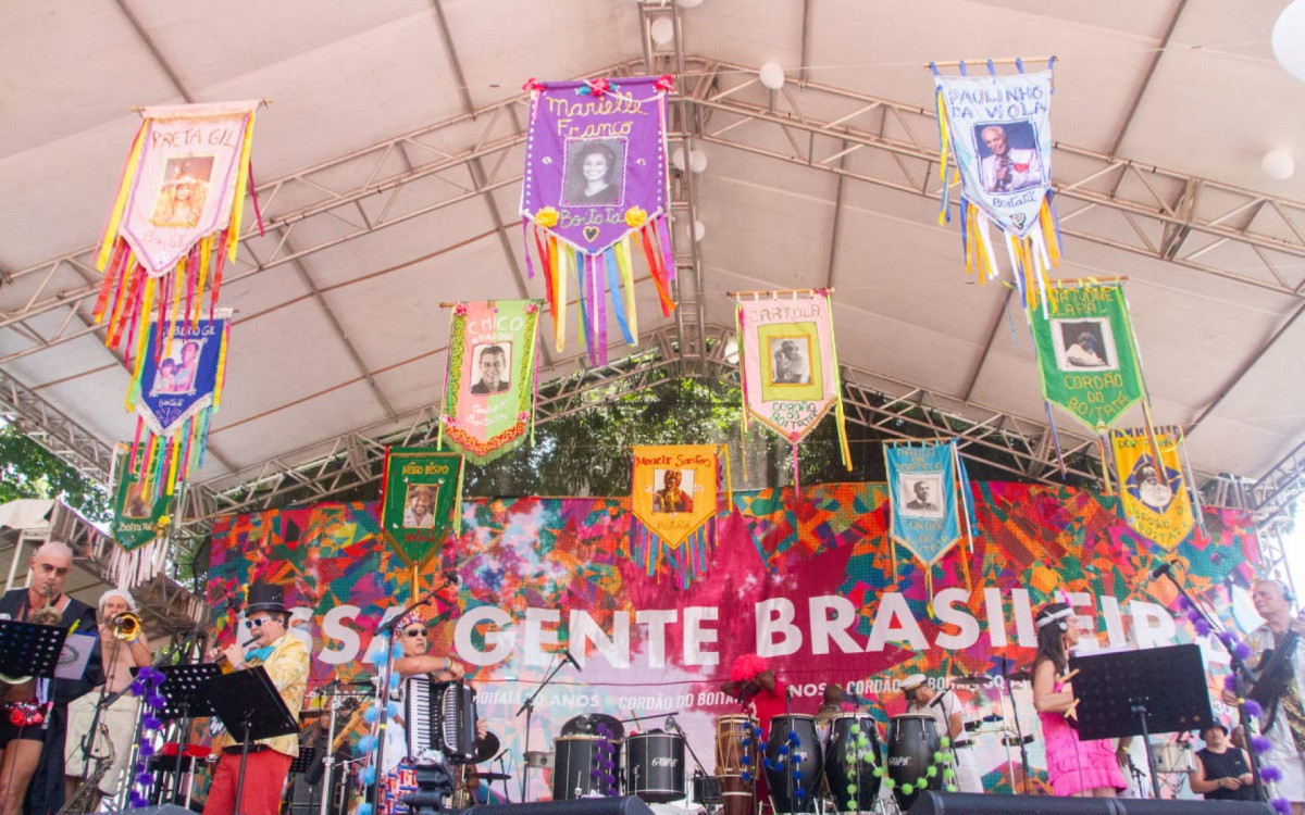 Estandartes com homenagens a nomes hist&oacute;ricos da m&uacute;sica brasileira decoram o palco do Cord&atilde;o do Boitat&aacute;