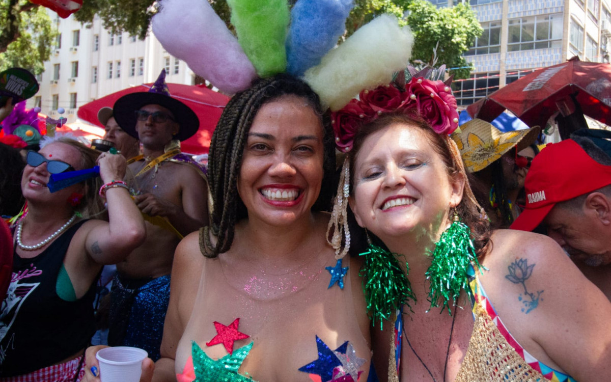 Luciana Zanetti, de brincos verdes, foi comemorar o Carnaval e seu anivers&aacute;rio no Cord&atilde;o do Boitat&aacute;
