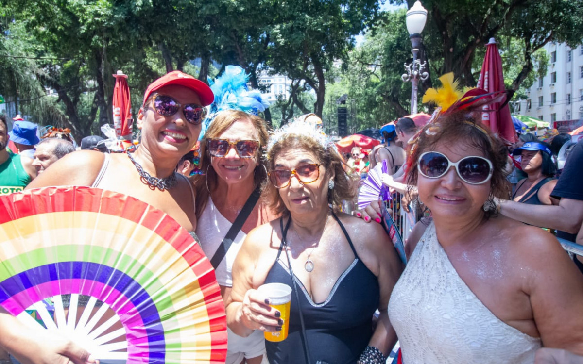 Jana&iacute;na, de leque, marcou presen&ccedil;a pelo quarto ano consecutivo ao lado da m&atilde;e, da tia e da prima