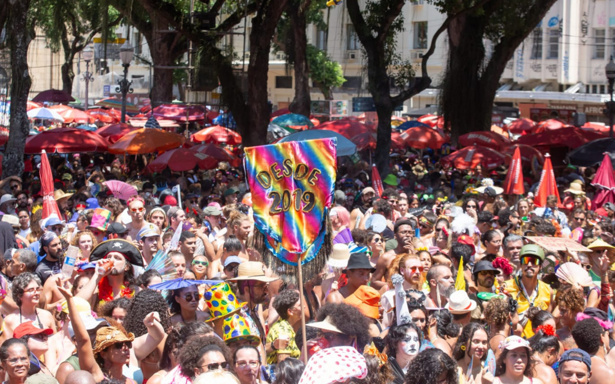 Povo dan&ccedil;a, canta e se refresca sob o sol forte durante a passagem do Cord&atilde;o do Boitat&aacute;