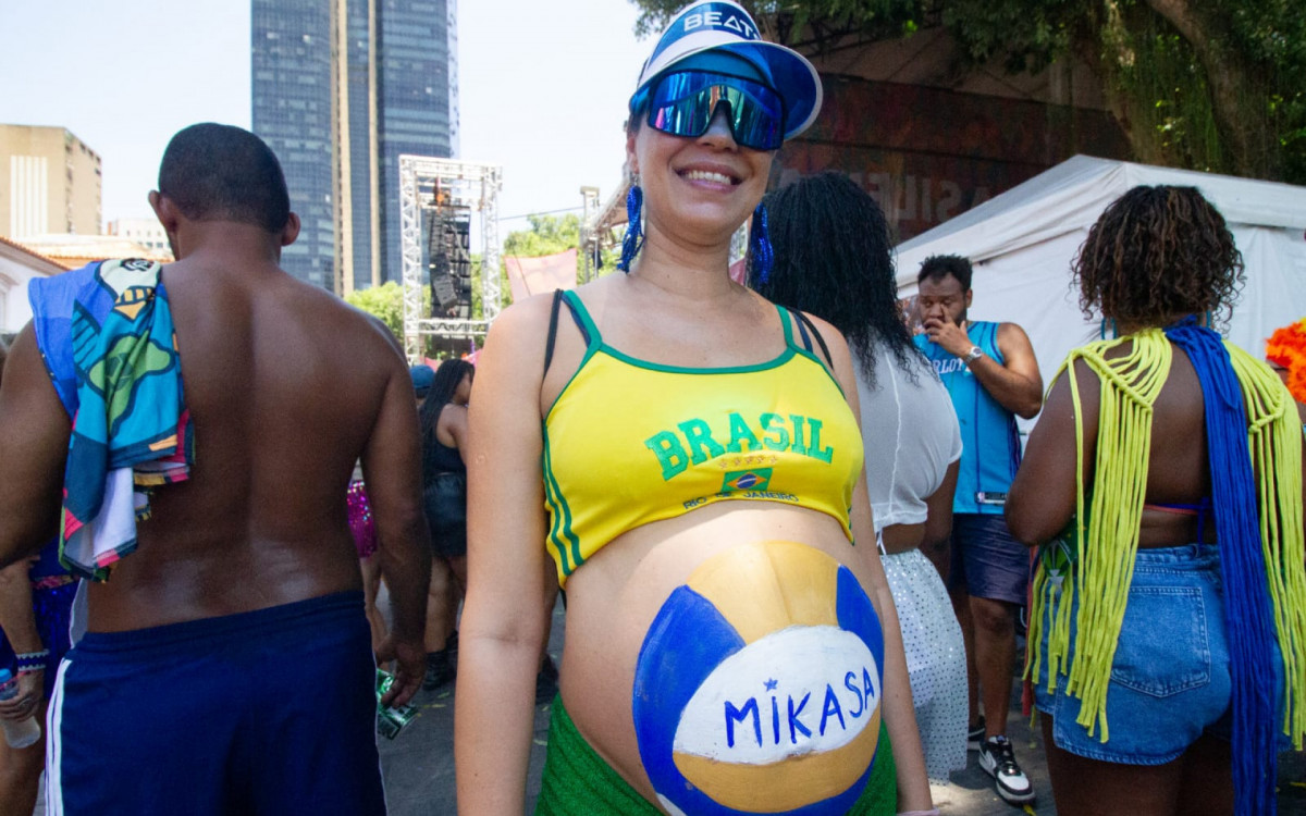 Mesmo gr&aacute;vida, Karina Lopes n&atilde;o deixou de prestigiar o bloco