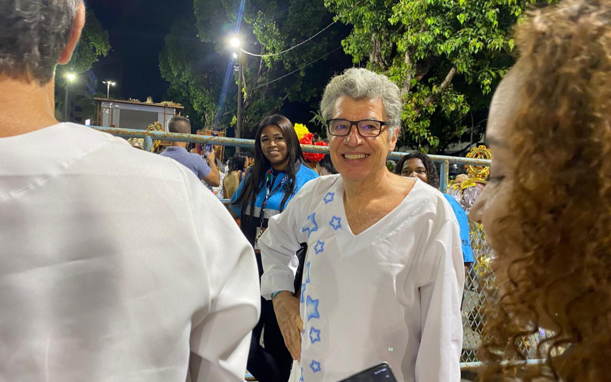 Ator Paulo Betti participa de desfile em homenagem a Lula
 - Foto: Thalita Queiroz / Agência O Dia