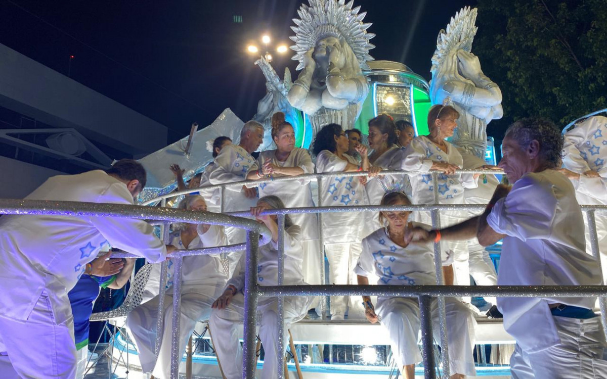 Carro alegórico 'Amigos do Lula'  - Foto: Thalita Queiroz / Agência O Dia