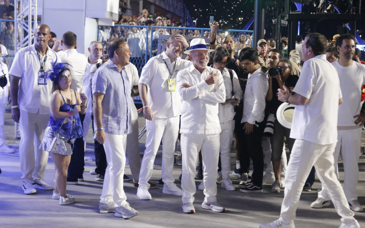 Presidente Lula e o prefeito Eduardo Paes acompanham o desfile da Acadêmicos de Niterói