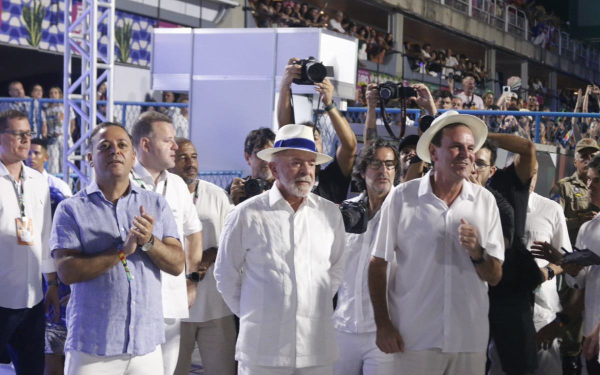 Presidente Lula e o prefeito Eduardo Paes acompanham o desfile da Acadêmicos de Niterói
