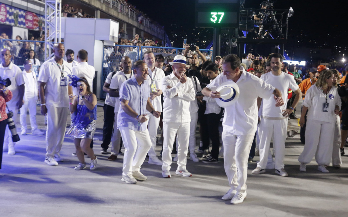 Presidente Lula e o prefeito Eduardo Paes acompanham o desfile da Acadêmicos de Niterói