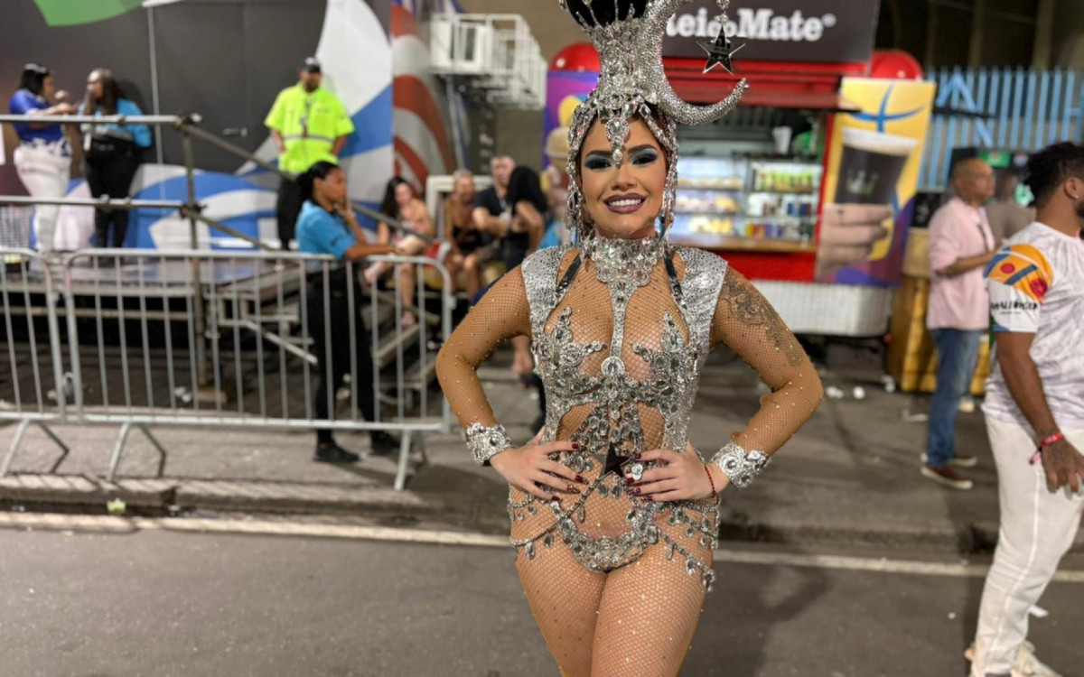 Presidente da Unidos de Padre Miguel, Lara Mara desfila com uma fantasia toda prateada representando a lua - Manuella Vi&eacute;gas/ Ag&ecirc;ncia O Dia