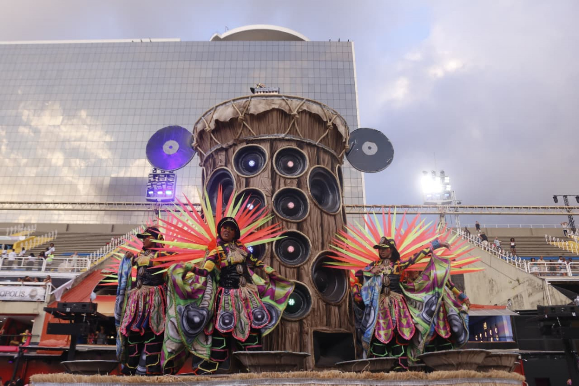 Unidos da Ponte encerrou a maratona de desfiles da S&eacute;rie Ouro - Carlos Elias / Ag&ecirc;ncia O Dia