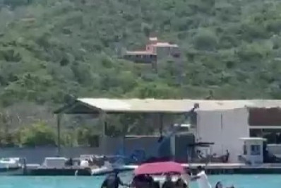 Lancha afunda em frente ao Clube Náutico de Cabo Frio e oito pessoas são resgatadas