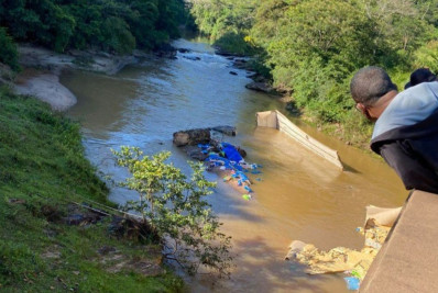Caminhão cai de ponte e motorista morre em Minas Gerais