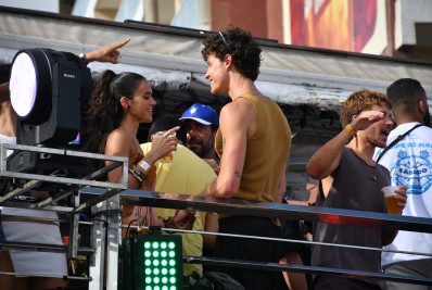 Shawn e Bruna Marquezine curtem trio de Ivete Sangalo