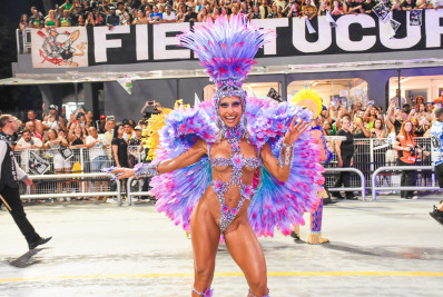 Sabrina Sato surge deslumbrante no desfile da Gaviões da Fiel