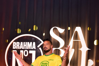 Ricky Martin acaba de chegar à Marquês de Sapucaí e vira o assunto da noite