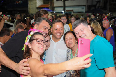 Rodrigo Neves prestigia Carnaval nos bairros e celebra a cultura popular