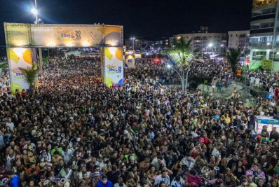 Sábado (14) de Carnaval leva multidão à Praia do Forte e movimenta Tamoios, em Cabo Frio