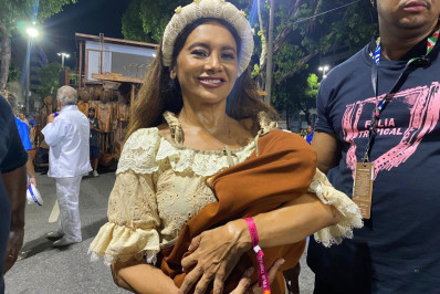 Lula pediu para que Dira Paes interpretasse sua mãe em desfile: 'Ele me vê em Dona Lindu'