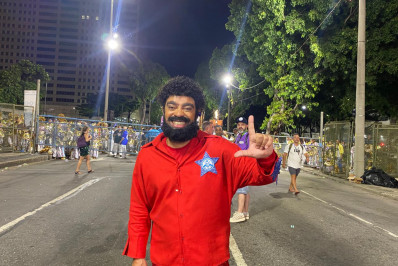 'Falem mal ou falem bem, mas falem', rebate intérprete da Acadêmicos de Niterói sobre enredo que homenageia Lula