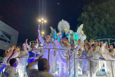 Vídeo! Artistas participam de desfile em homenagem a Lula