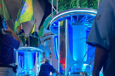 Vídeo! Acadêmicos de Niterói enfrenta problemas com carros alegóricos