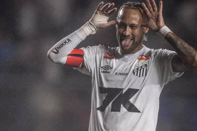 Neymar estreia na temporada com braçadeira de capitão e goleada