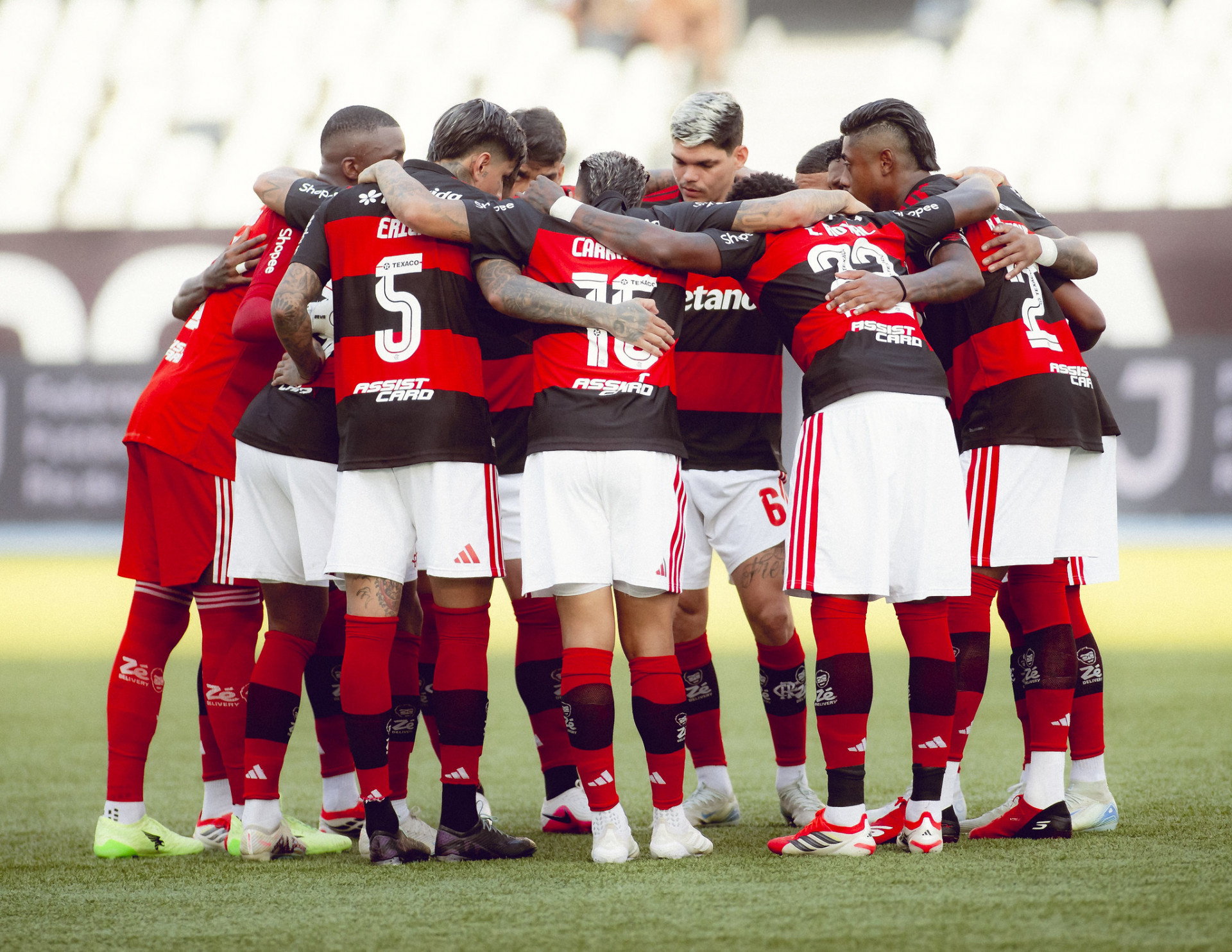 Jogadores do Flamengo reunidos no gramado - Adriano Fontes/Flamengo