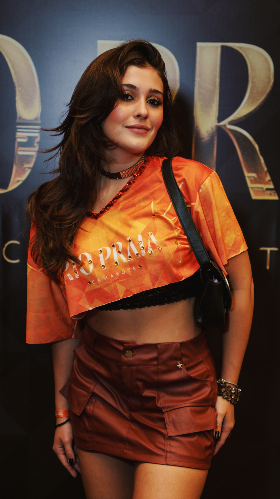 Nicole Orsini, lindíssima, marca presença na Sapucaí e aproveita o sábado de desfiles em clima de festa