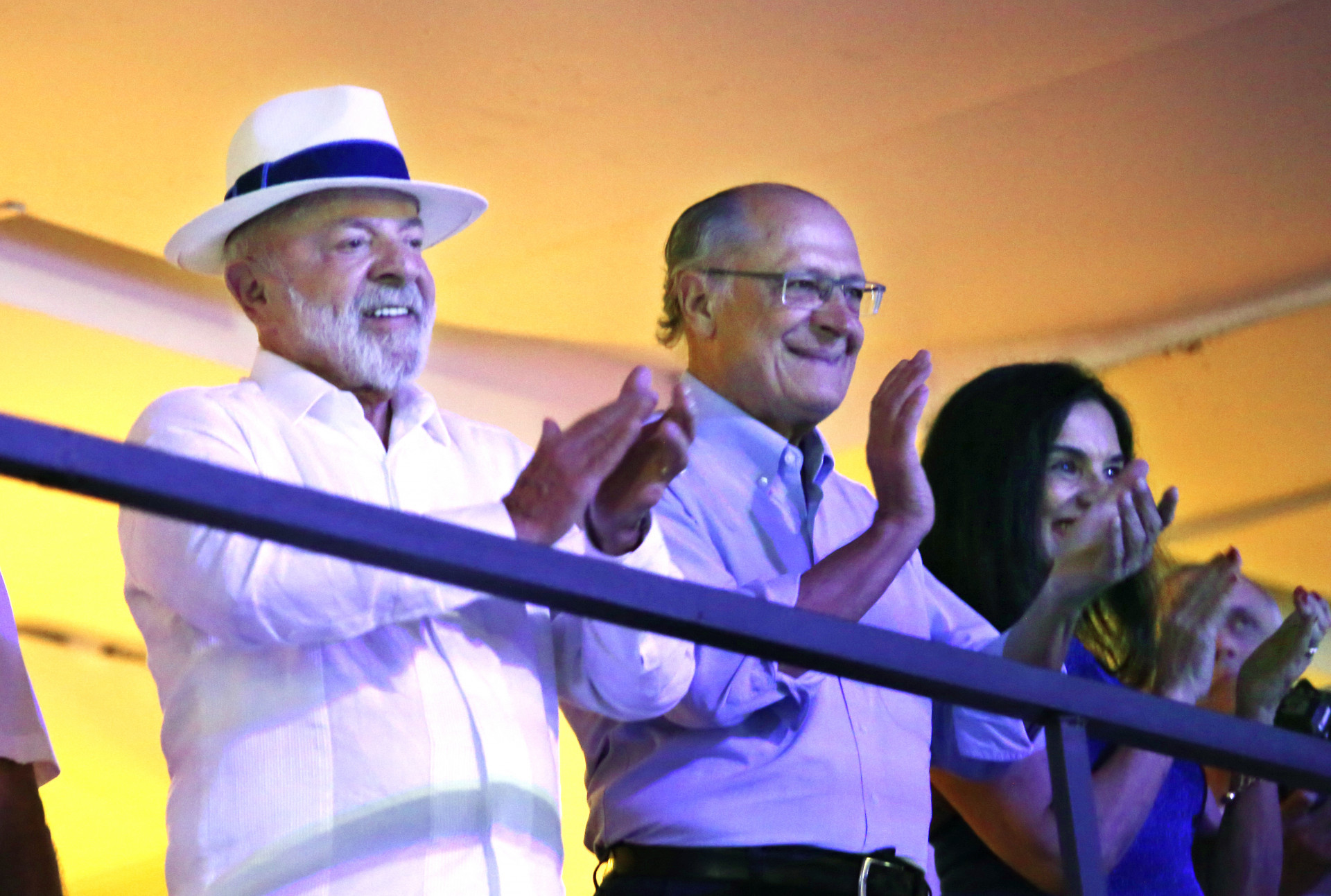 Lula e Geraldo Alckmin (D) acompanham o desfile do camorote - João Salles / Riotur