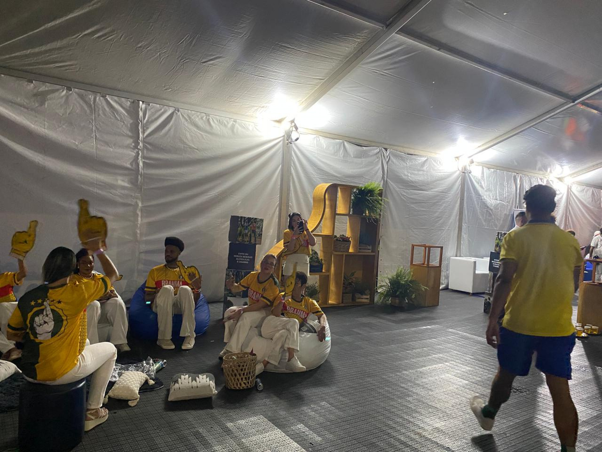 Estrutura serve para desfilantes se arrumarem na Sapucaí - Thalita Queiroz / Agência O Dia