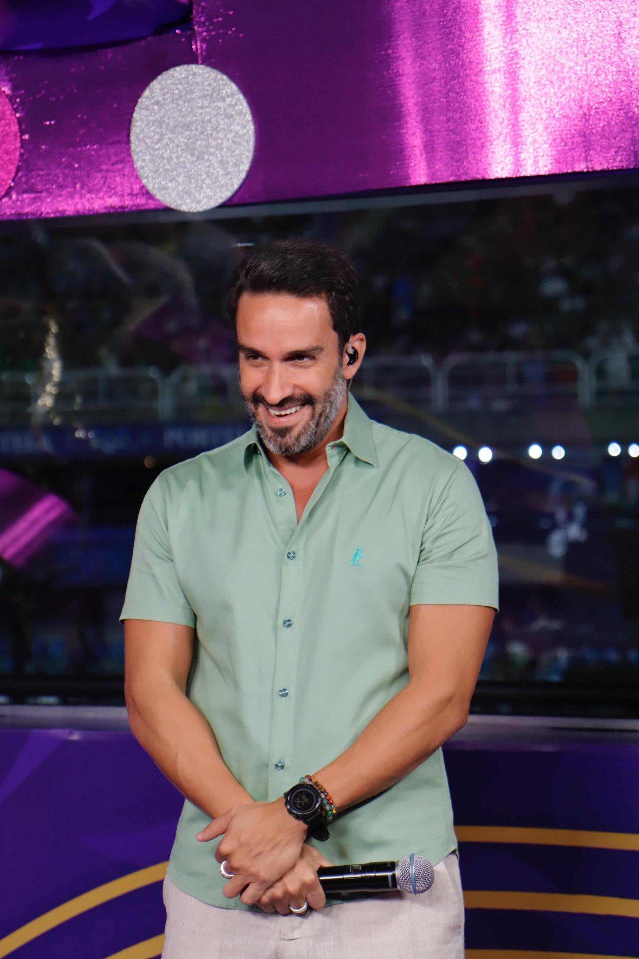 JP Vergueiro à frente da transmissão da Série Ouro, conduzindo com segurança e carisma uma cobertura que elevou o padrão do jornalismo de Carnaval na Sapucaí