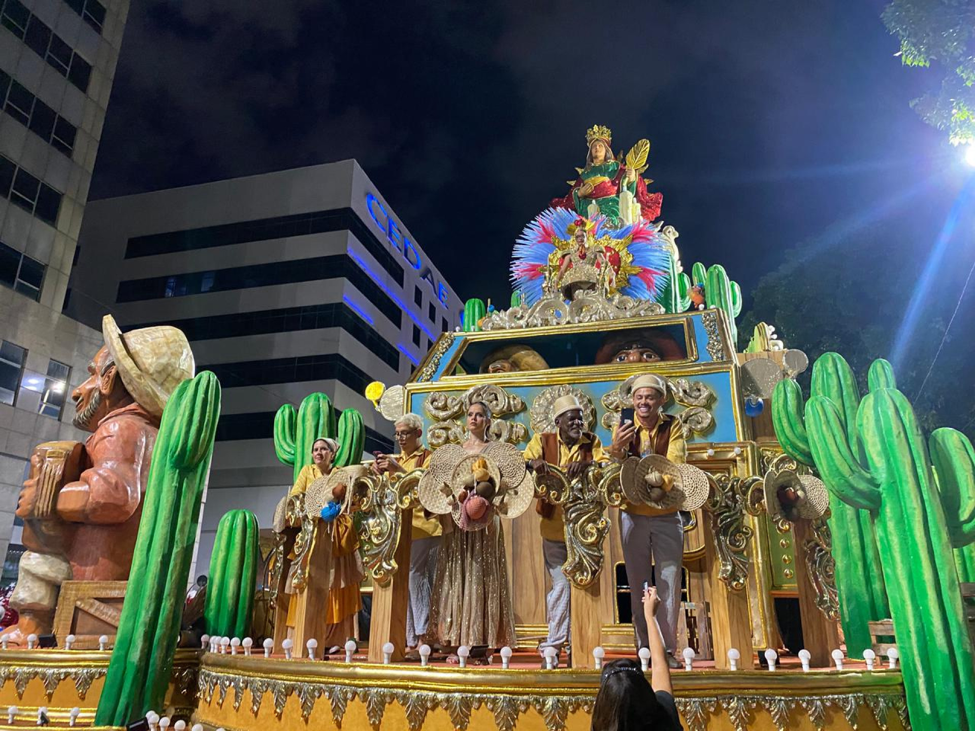 Carro da Acadêmicos de Niterói trouxe neta do presidente Lula, homenageado da Azul e Branca - Thalita Queiroz / Agência O Dia