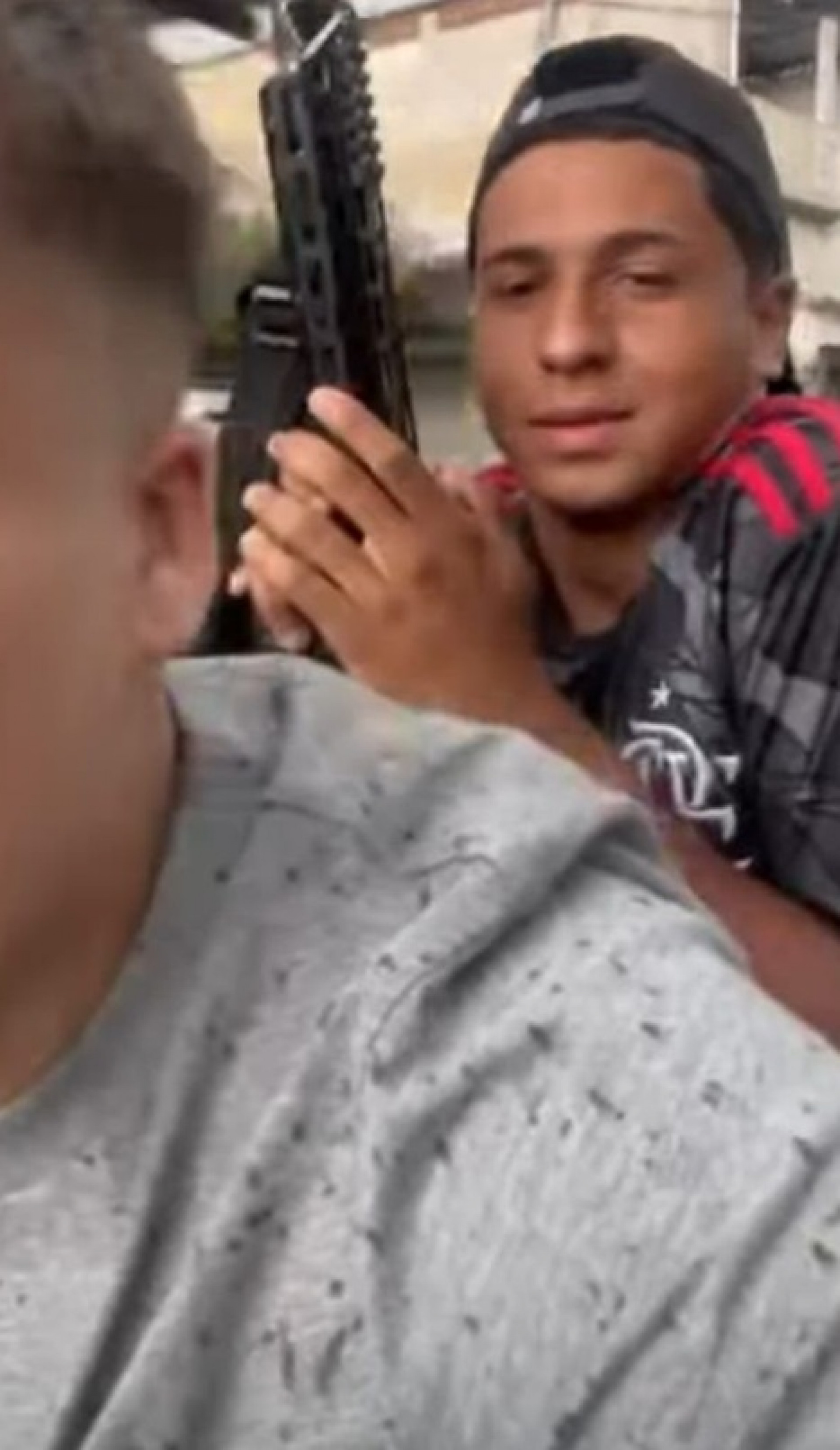 Pombo postava fotos nas redes sociais se exibindo com armas em pontos de venda de drogas - Reprodução/WhatsApp