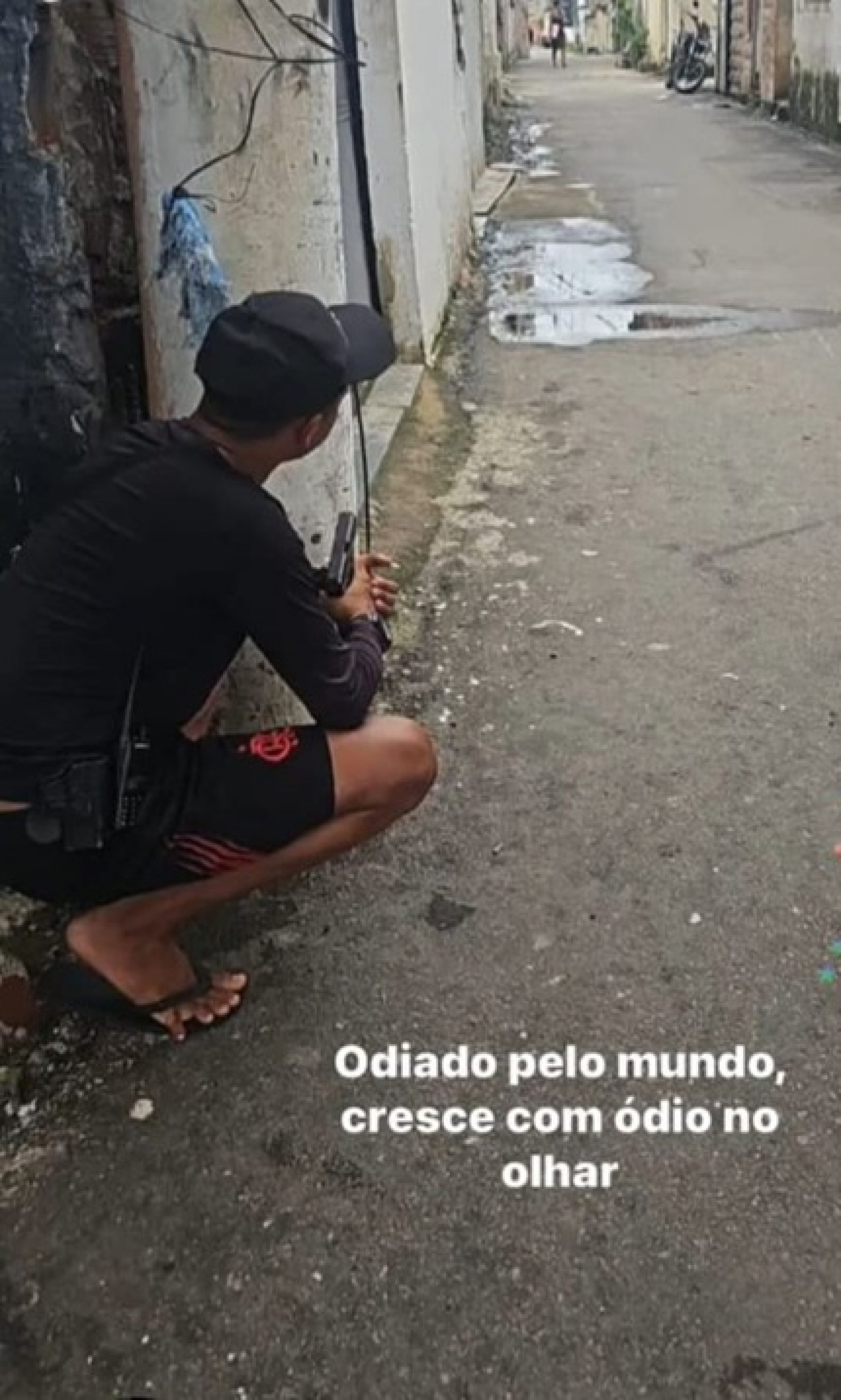 Pombo postava fotos nas redes sociais se exibindo com armas em pontos de venda de drogas - Reprodução/WhatsApp