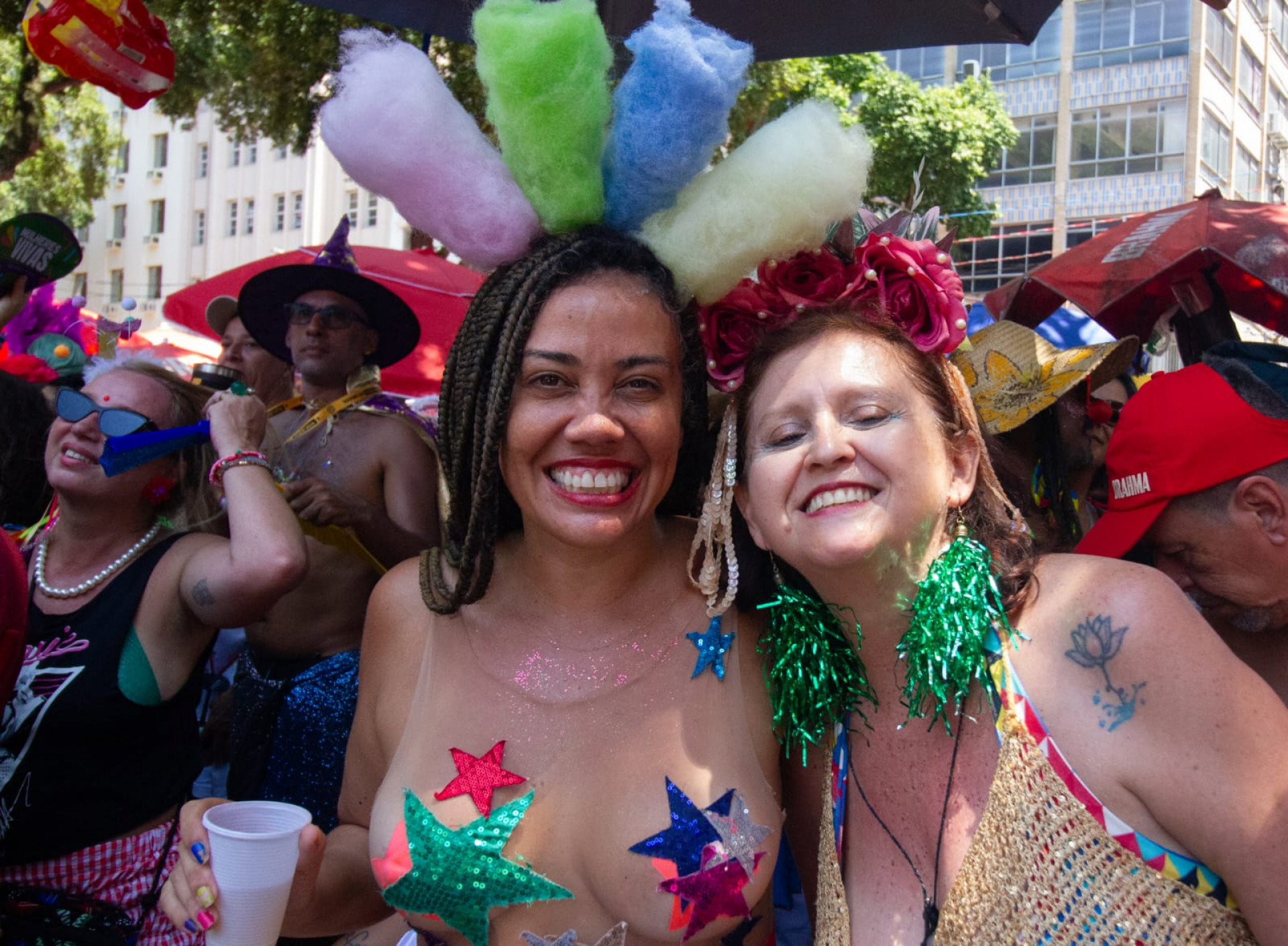 Luciana Zanetti, de brincos verdes, foi comemorar o Carnaval e seu anivers&aacute;rio no Cord&atilde;o do Boitat&aacute; - &Eacute;rica Martin / Ag&ecirc;ncia O Dia