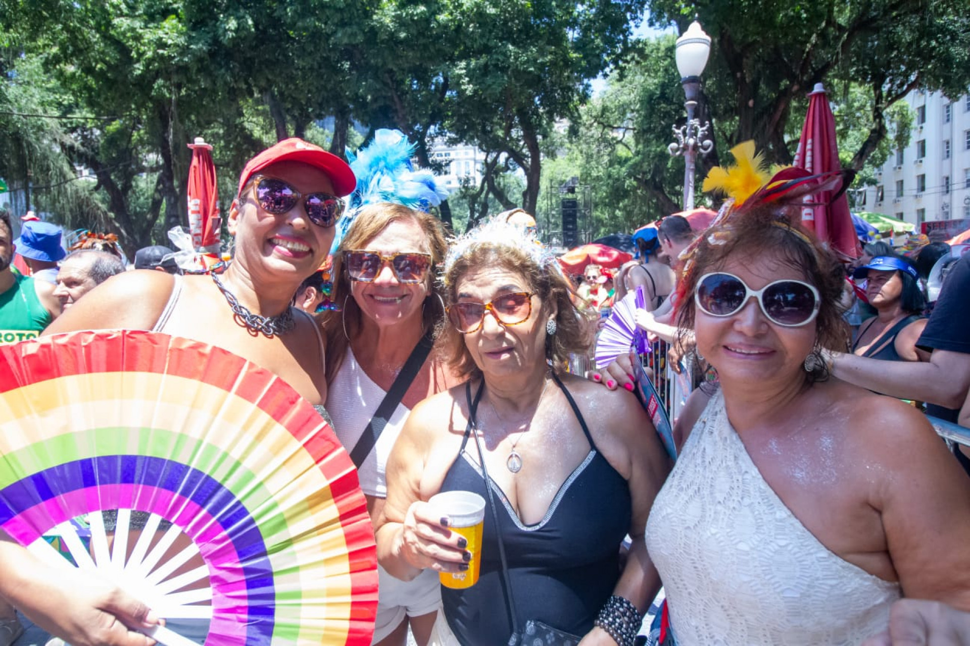 Janaína, de leque, marcou presença pelo quarto ano consecutivo ao lado da mãe, da tia e da prima - Érica Martin / Agência O Dia