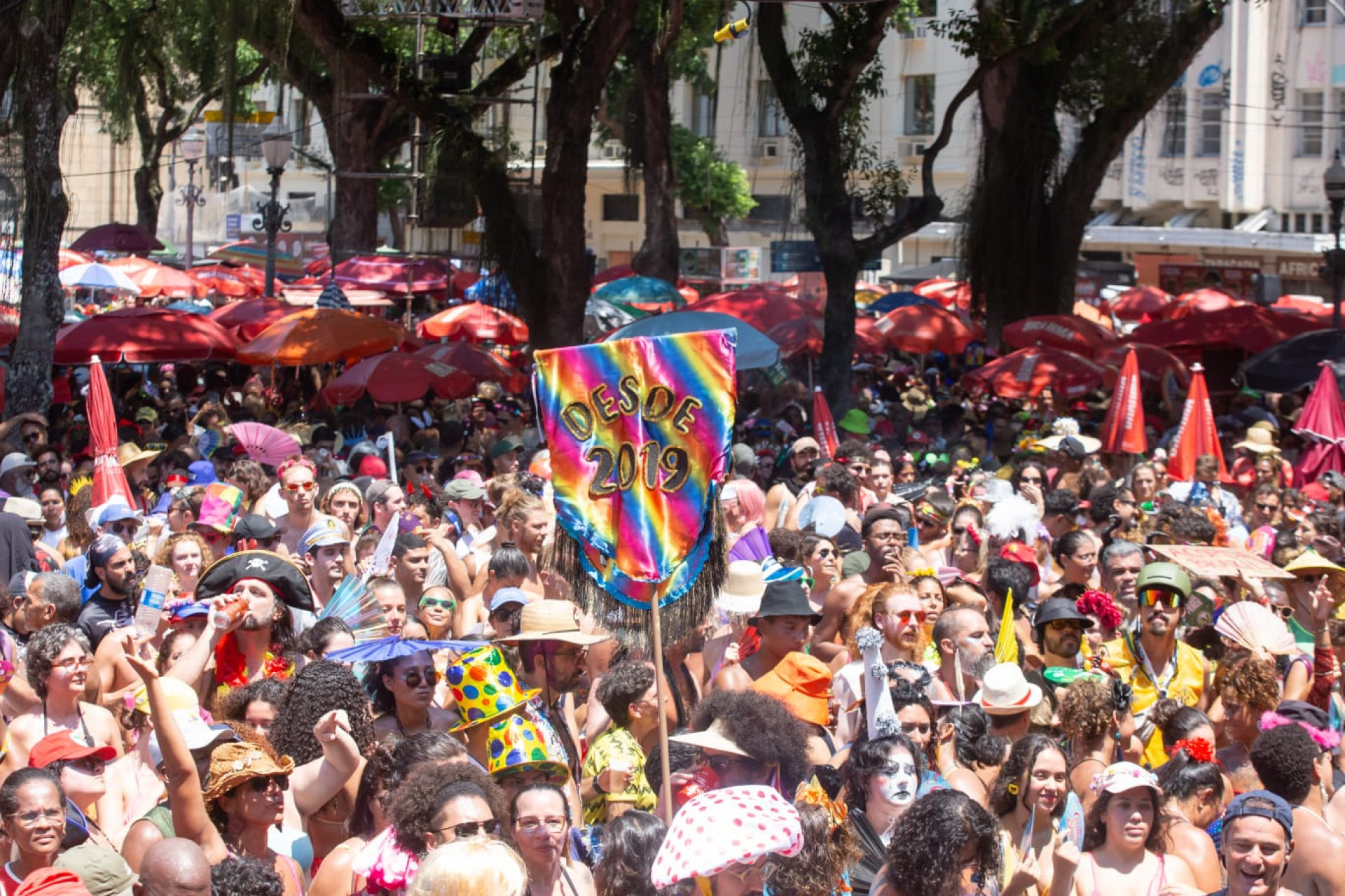 Povo dança, canta e se refresca sob o sol forte durante a passagem do Cordão do Boitatá - Érica Martin / Agência O Dia