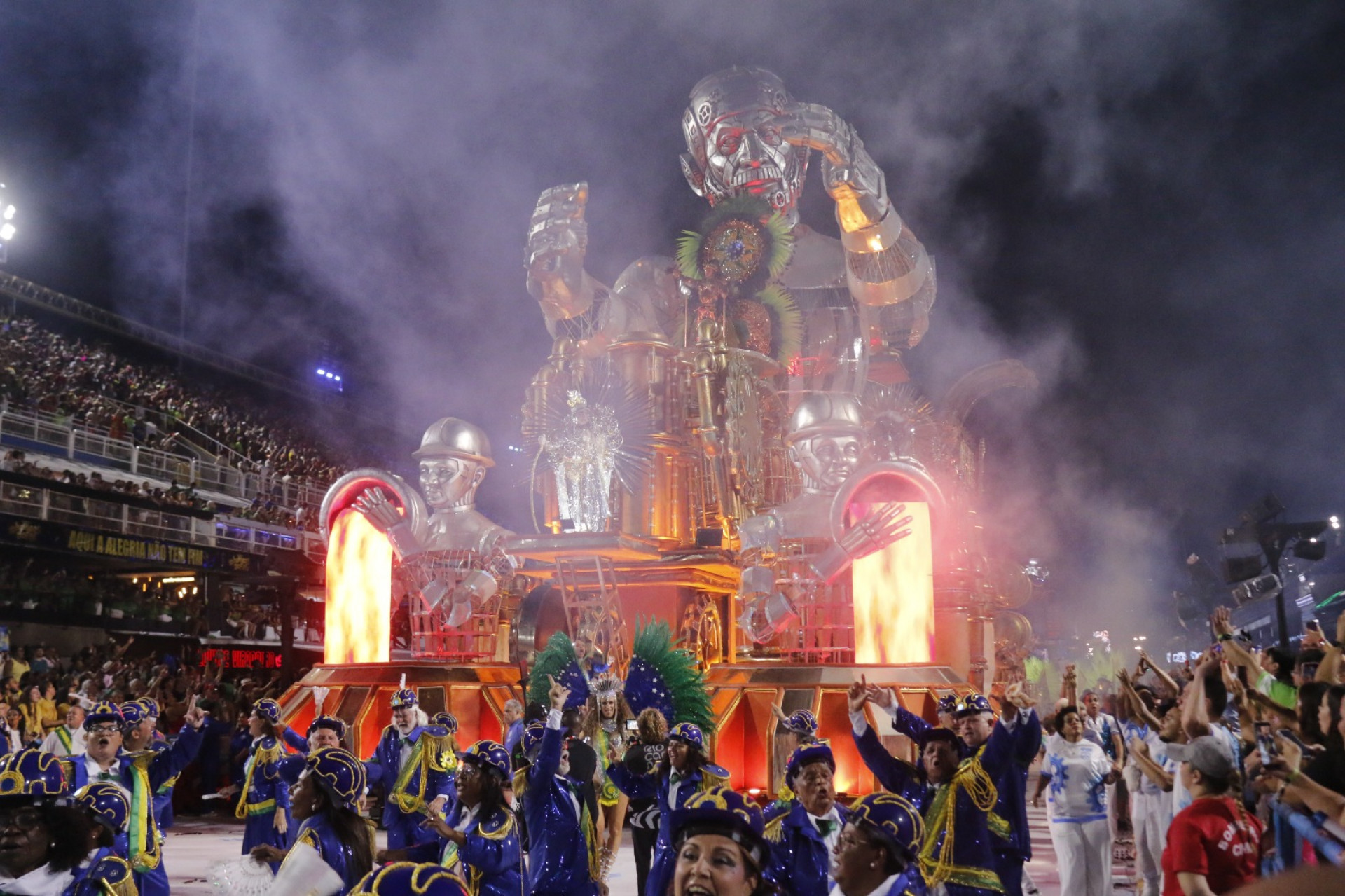 Carro retratou o presidente no desfile da Acadêmicos de Niterói - Agência O Dia