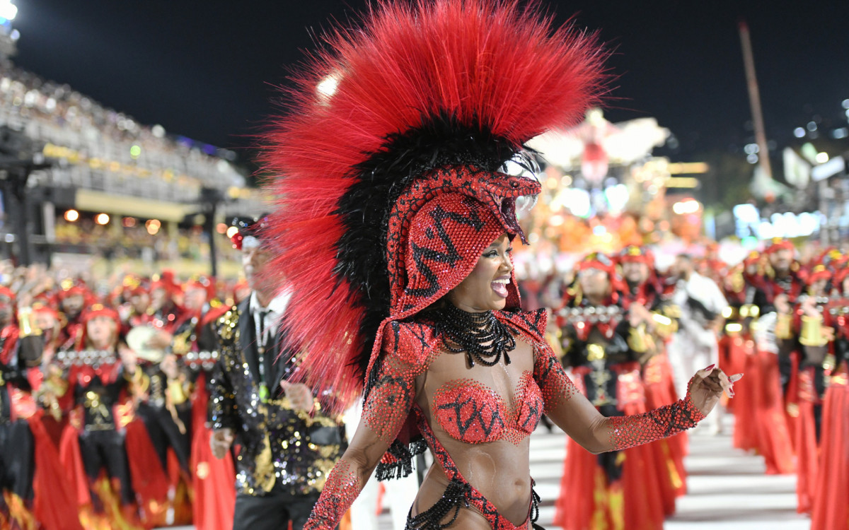 Iza esbanja beleza no desfile da Imperatriz Leopoldinense