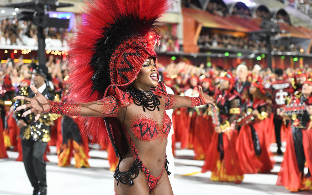 Com fantasia de serpente, Iza samba no desfile da Imperatriz