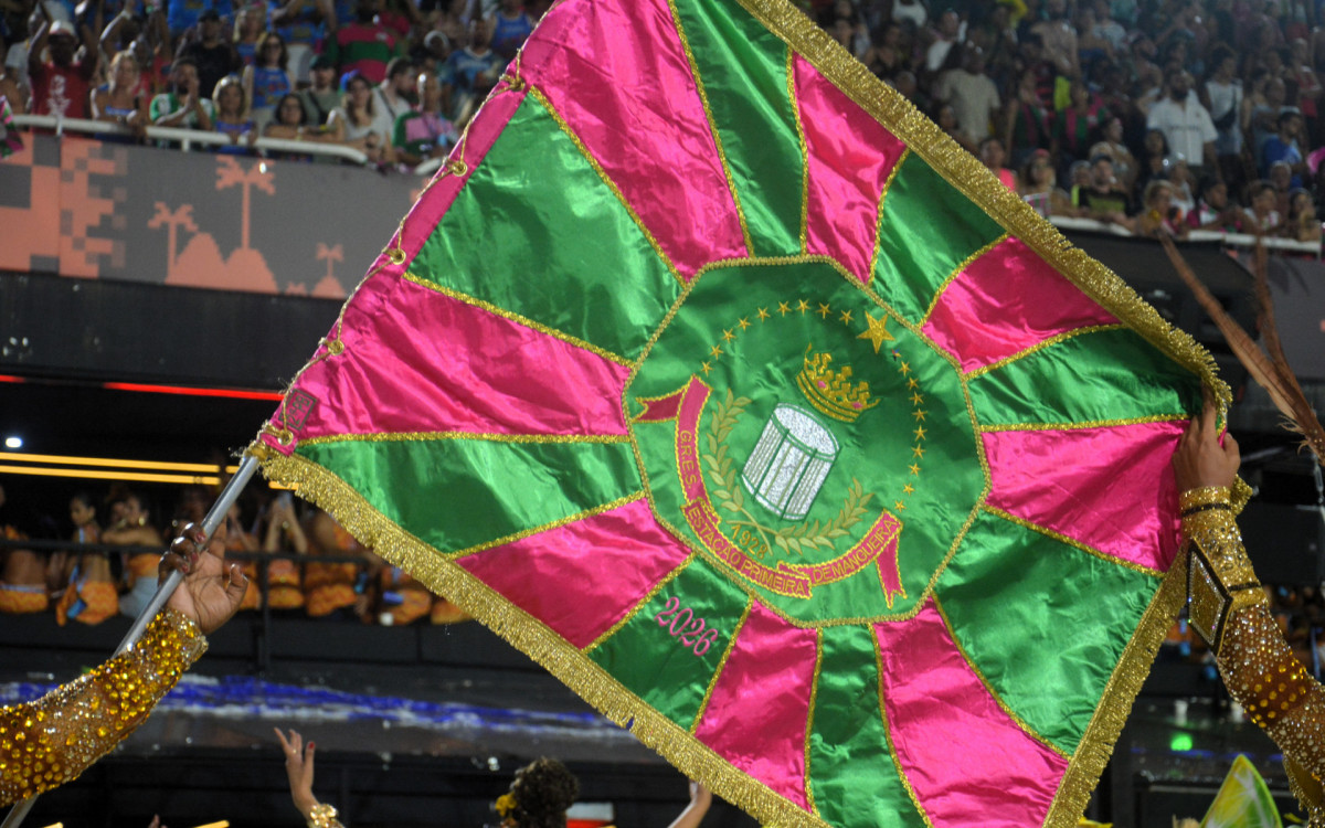 Casal de mestre-sala e porta-bandeira da Mangueira