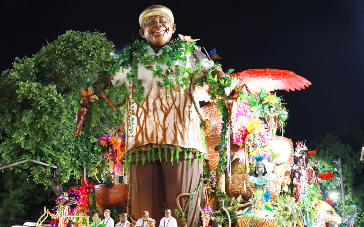 Mangueira faz homenagem a Mestre Sacaca