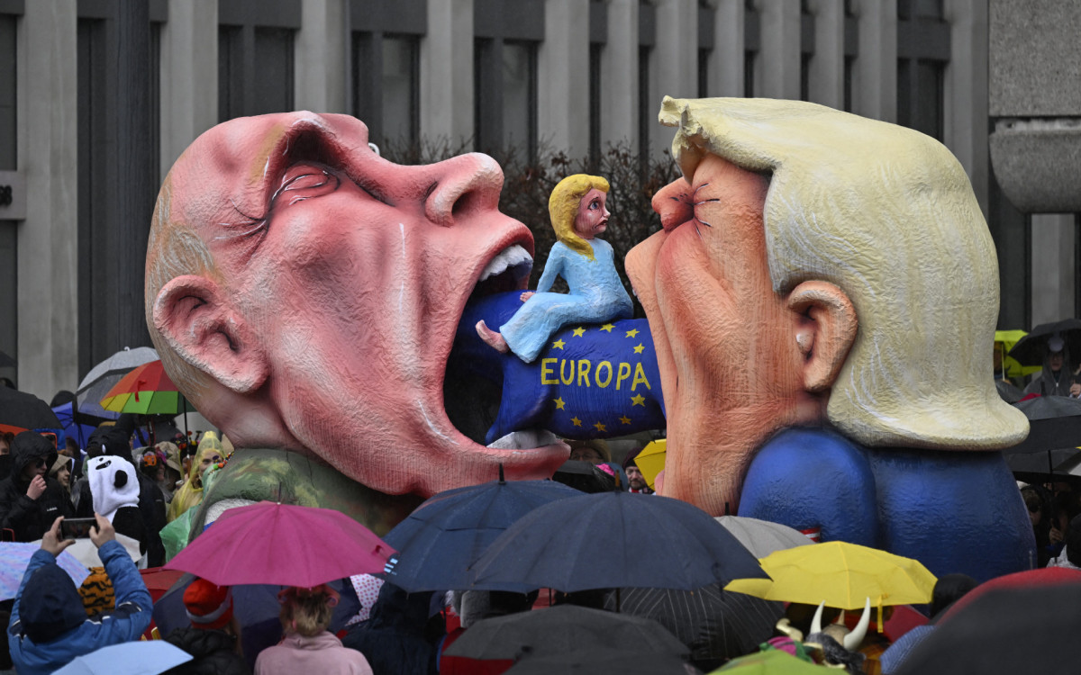 Carro aleg&oacute;rico mostra Trump e Putin comendo uma vaca, sobre a qual est&aacute; sentada Ursula von der Leyen - AFP